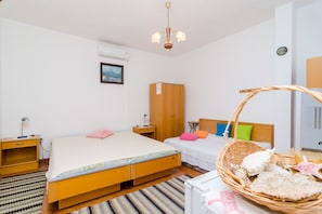 1 slaapkamer, een strijkplank/strijkijzer, gratis wifi