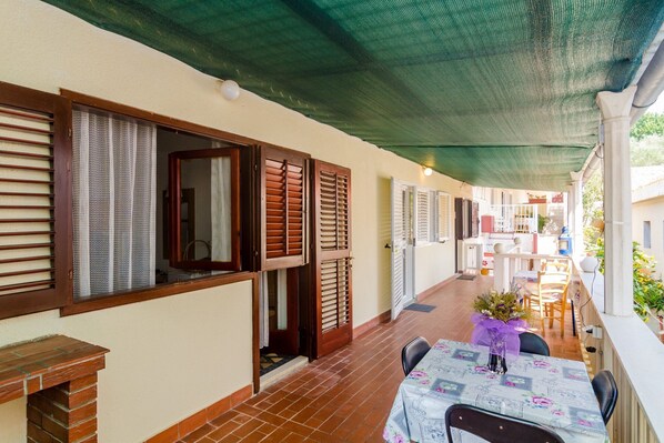 Outdoor dining - Apartments Rašica Molunat - Triple Room Sea View (Molunat)