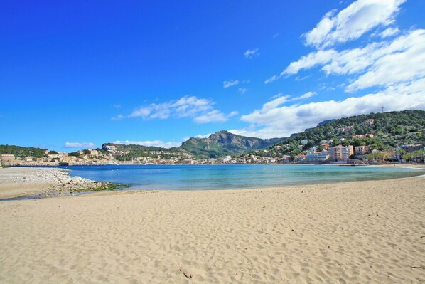 Una spiaggia nelle vicinanze