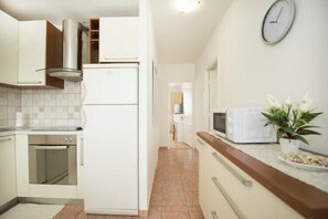 Køleskab, mikrobølgeovn, ovn, kogeplade