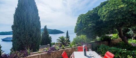 تناول الطعام بالخارج