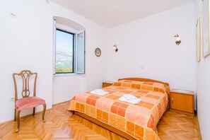 4 chambres, fer et planche à repasser, lit de bébé portatif