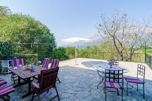 Stone House ''DiMaTo'' - Four Bedroom Holiday Home with Terrace