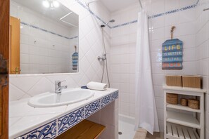 Chuveiro, secador de cabelo, toalhas de banho 