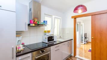 Frigorifero, microonde, forno, piano cottura