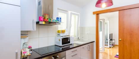 Frigorifero, microonde, forno, piano cottura