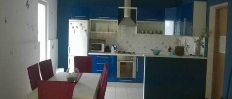 冷蔵庫、電子レンジ、オーブン、コンロ