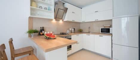 Fridge, microwave, oven, stovetop