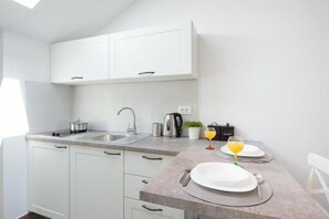 Refrigerador, placa de cocina, cafetera/tetera, tostadora