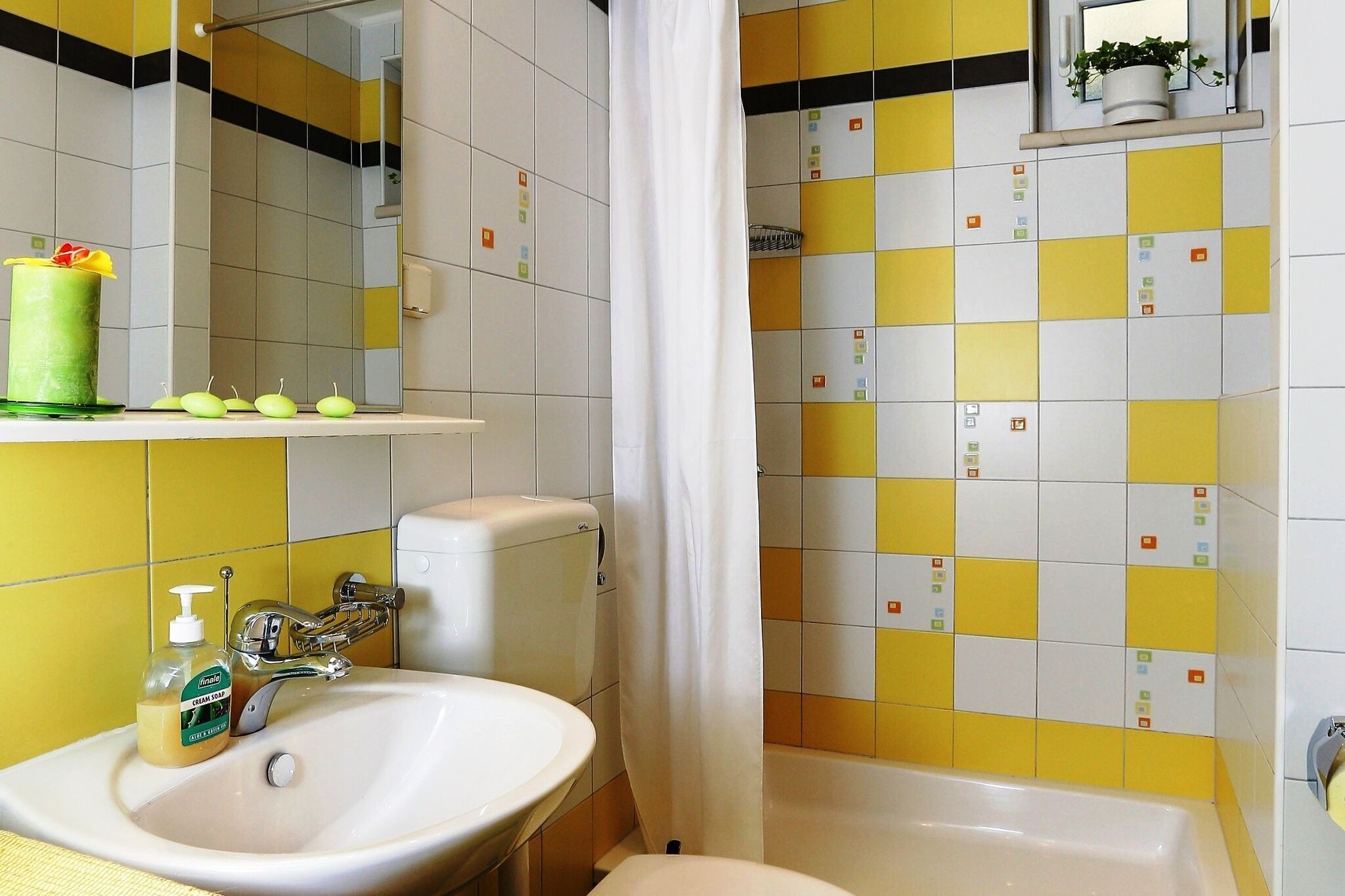 Un baño con lavamanos, inodoro y bañera.