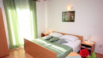 Travel crib, free WiFi