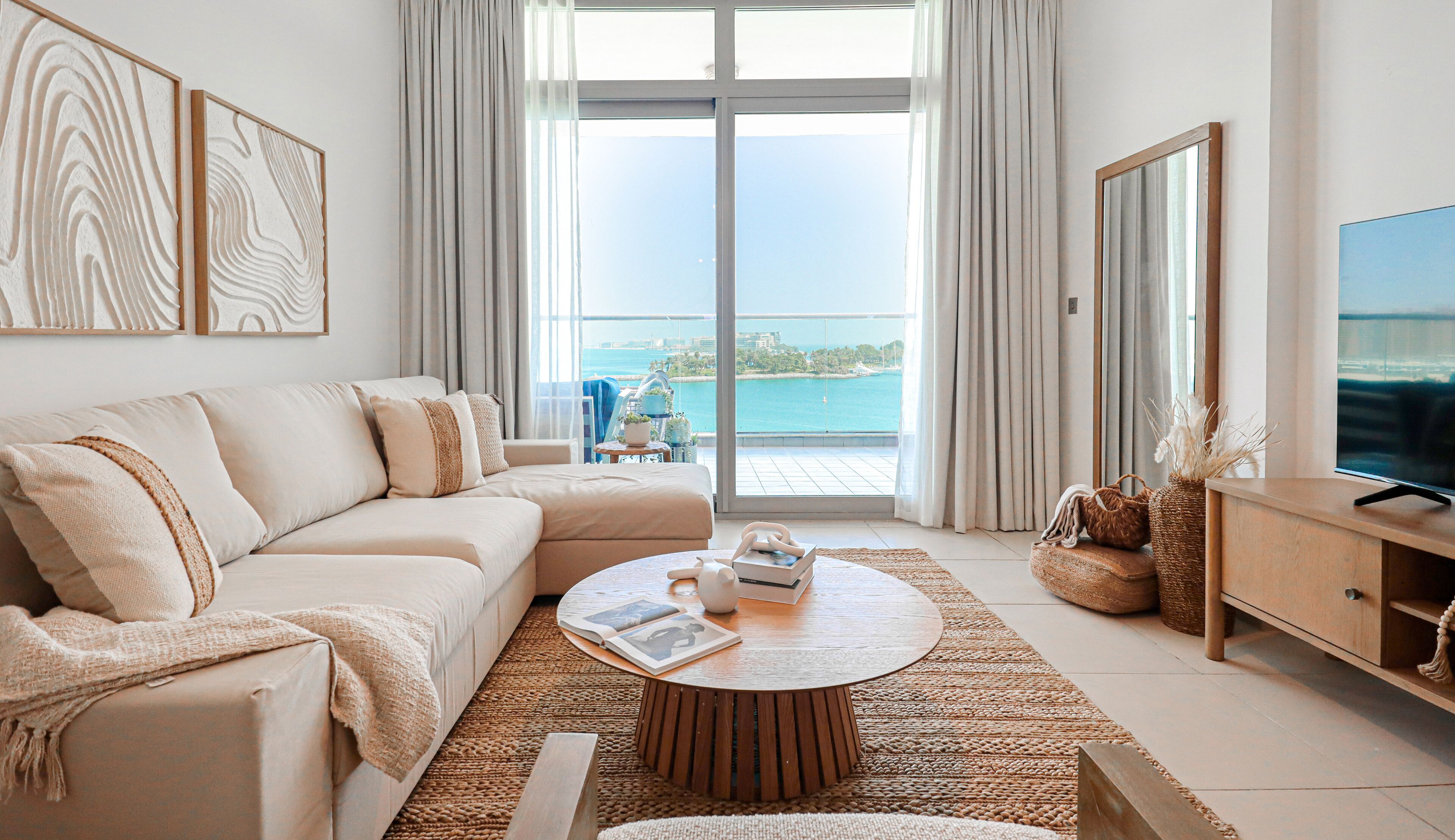 Căn hộ Deluxe, ban công, quang cảnh biển | Khu phòng khách | Smart TV 55-inch có truyền hình cáp 