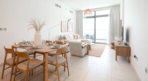 디럭스 아파트, 발코니, 바다 전망 | 거실 공간 | 케이블 채널 시청이 가능한 55인치 스마트 TV