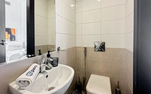 Deluxe Apartment, Balcony, Sea View | Bathroom - HiGuests - Azure Residences (Dubai)