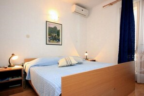 Travel crib, free WiFi