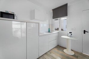 Jääkaappi, mikroaaltouuni, liesi, kahvin-/teenkeitin