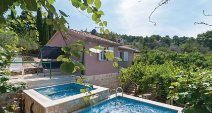 Holiday Home Blossom - Four Bedroom Holiday Home with Outdoor Pool and Jacuzzi - (ST)