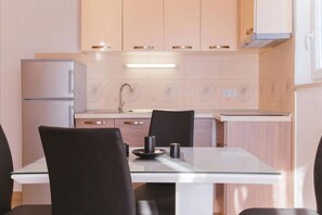 Kjøleskap, mikrobølgeovn og kokeplater