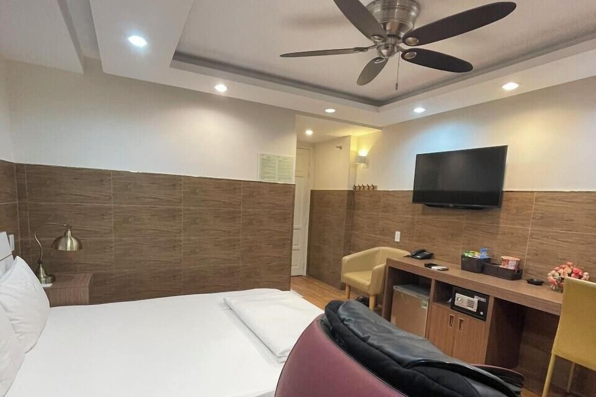 Violet Room | Bàn, khu vực làm việc phù hợp cho laptop, bàn ủi/dụng cụ ủi quần áo 