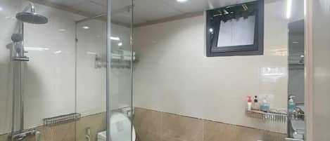 Produtos de toalete grátis, secador de cabelo, chinelos, sabonete