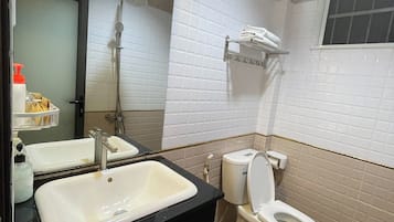 Basic-dobbeltværelse til 1 person (Mimosa) | Badeværelse | Gratis toiletartikler, hårtørrer, hjemmesko, bidet