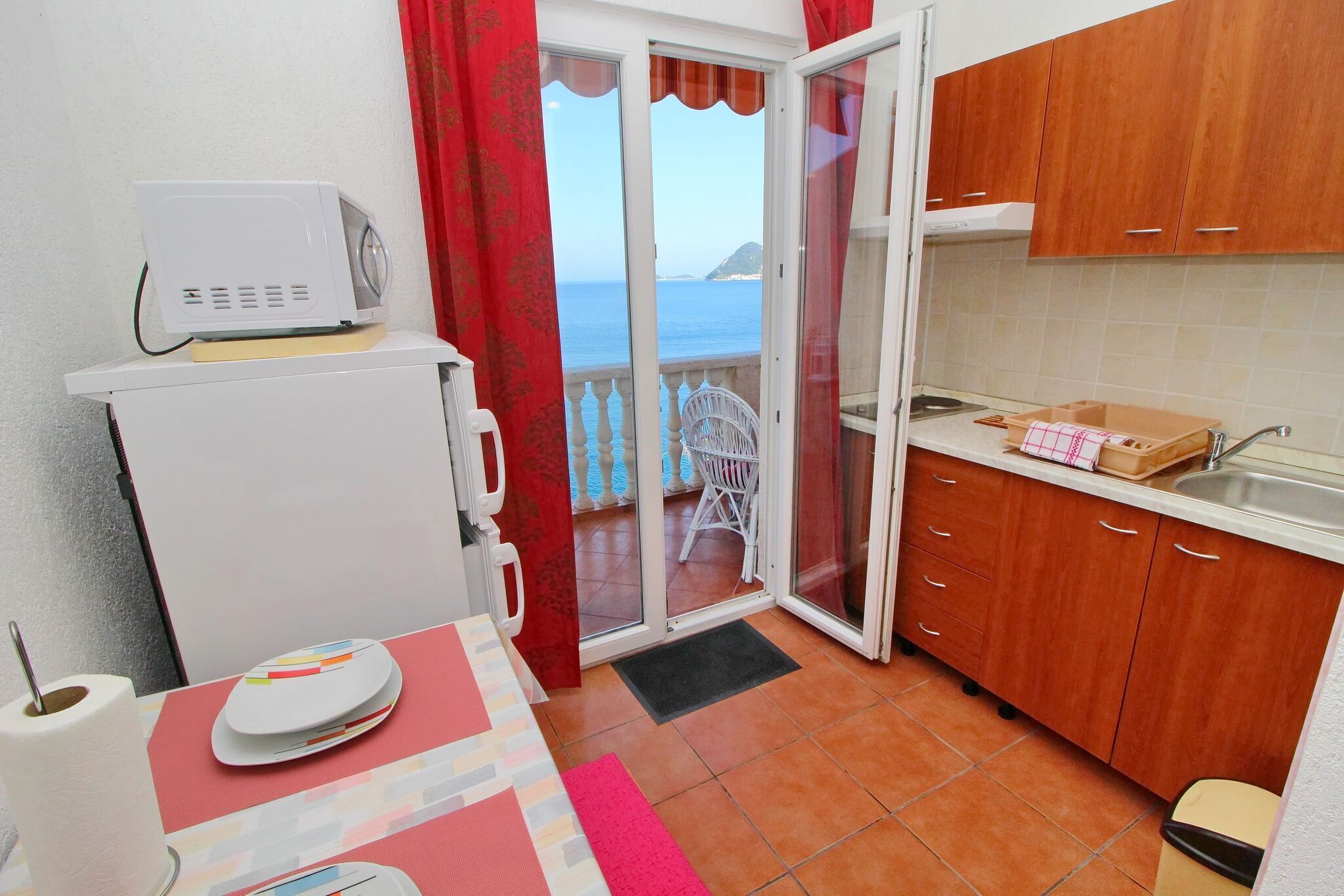 Frigorífico, microondas, placa de cocina y tostadora