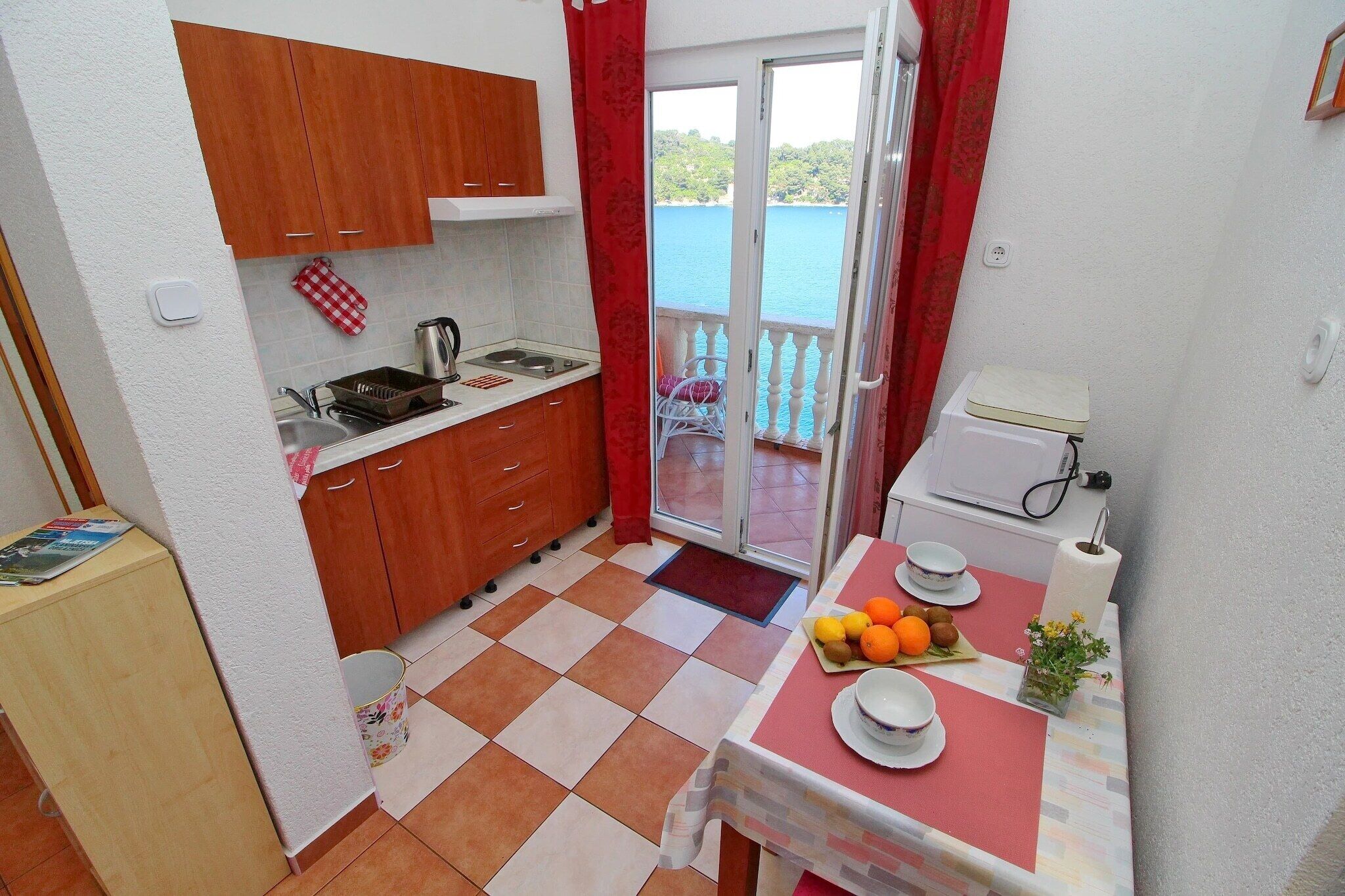 Frigorífico, microondas, placa de cocina y tostadora
