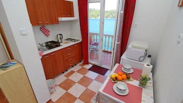 Frigorífico, microondas, placa de cocina y tostadora
