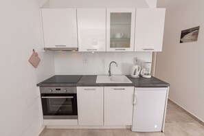 Kjøleskap, ovn, kokeplater og oppvaskmaskin