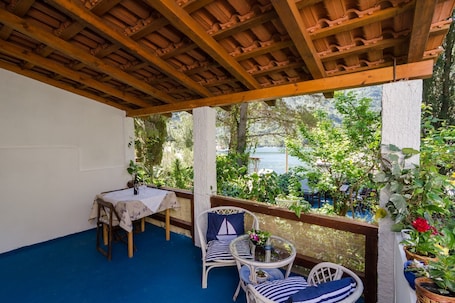 屋外ダイニングエリア. Apartments Vera - One-Bedroom Apartment with Terrace and Sea View (Rea)