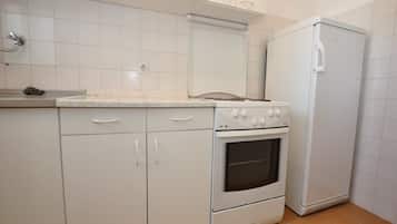 Cafetera o tetera, frigorífico, horno y placa de cocina