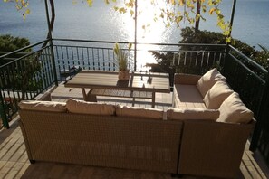 Outdoor dining - House Karlo Apartments - One-Bedroom Apartment with Terrace and Sea View (A1) (Omis)