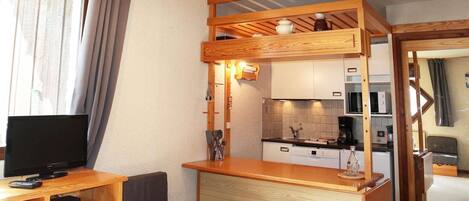 Dishwasher, coffee/tea maker, toaster
