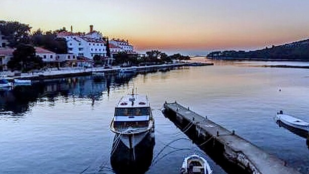 A harbor with boats docked, calm water, and buildings along the shore. - Guest House Kiko - Budget Twin Room - No.1 (Pomena)