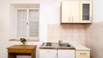 Frigorífico, placa de cocina y mesa de comedor