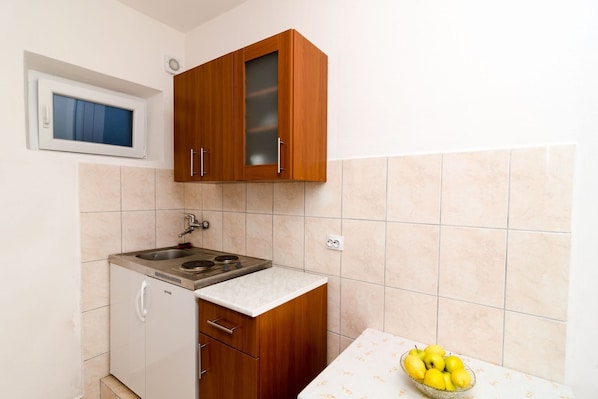 Fridge, stovetop, dining tables - Guest House Kiko - Studio (A3) (Pomena)