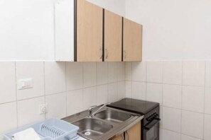 Kühlschrank, Ofen, Herdplatte, Kochgeschirr/Geschirr/Besteck