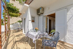 Outdoor dining - Rooms Sani- Double Room with Terrace and Sea View (S2) (Brela)