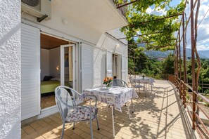 Outdoor dining - Rooms Sani- Double Room with Terrace and Sea View (S2) (Brela)