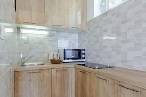 Fridge, microwave, stovetop - Rooms Sani - Double Room with Terrace and Sea View (S1) (Brela)
