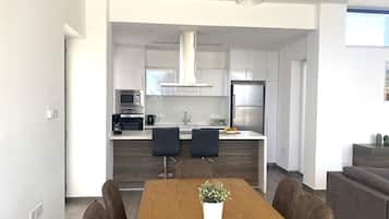 Luxury Villa, Nissi Pearl 3 | ๊ฑฐ์ค ๊ณต๊ฐ | ์์ฑ ์ฑ๋ ์์ฒญ์ด ๊ฐ๋ฅํ 1์ธ์น ์ค๋งํธ TV