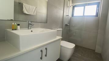 Luxury Villa, Nissi Pearl 4 | Bathroom | Shower, hair dryer, towels