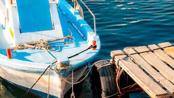 Beach nearby, white sand, 4 beach bars