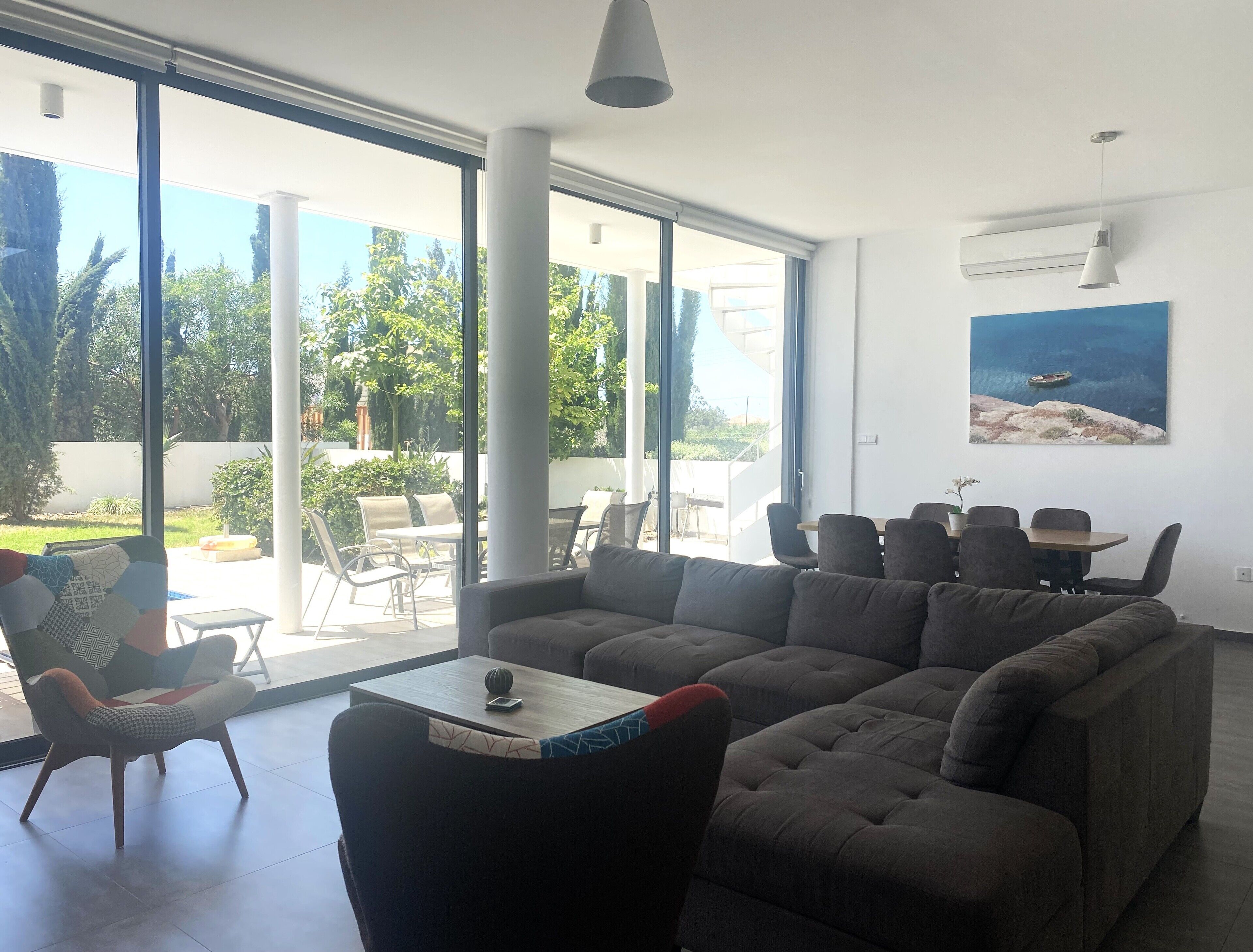 Luxury Villa, Nissi Pearl 2 | Wohnbereich | 1-Zoll-Smart-TV mit Satellitenempfang