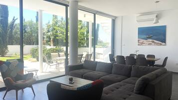 Luxury Villa, Nissi Pearl 2 | Wohnbereich | 1-Zoll-Smart-TV mit Satellitenempfang