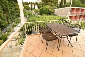 Outdoor dining - 2 bedroom apartment with garden (Mlini)