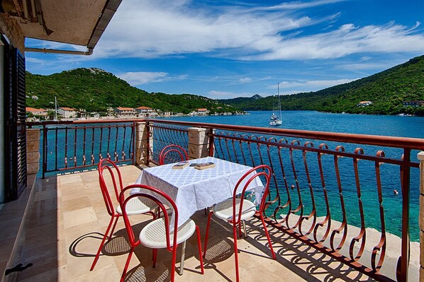Outdoor dining - Apartments Malo Lago - One-Bedroom Apartment with Balcony and Sea View - 2nd floor (Apartment 5) (Lastovo)