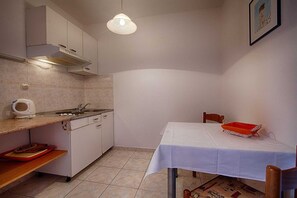 Refrigerador, placa de cocina, tostadora