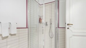 Dusche, Haartrockner, Bidet, Handtücher