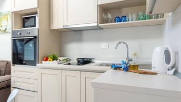 Frigorífico, microondas, horno y placa de cocina